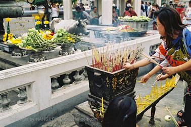 03 Thailand 2002 F1050012 Bangkok Tempelopfer_478